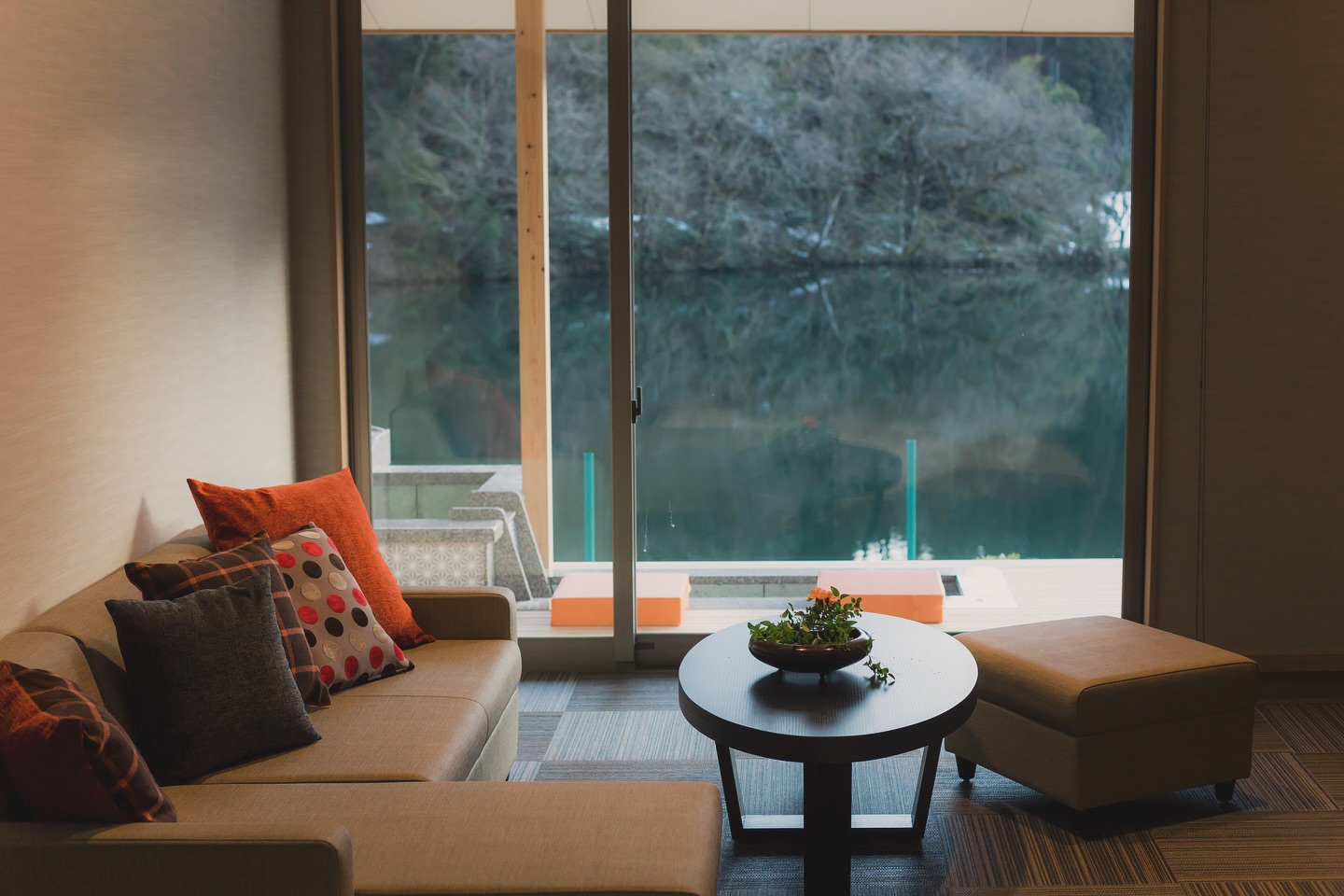 窓の向こうは静かな水辺。