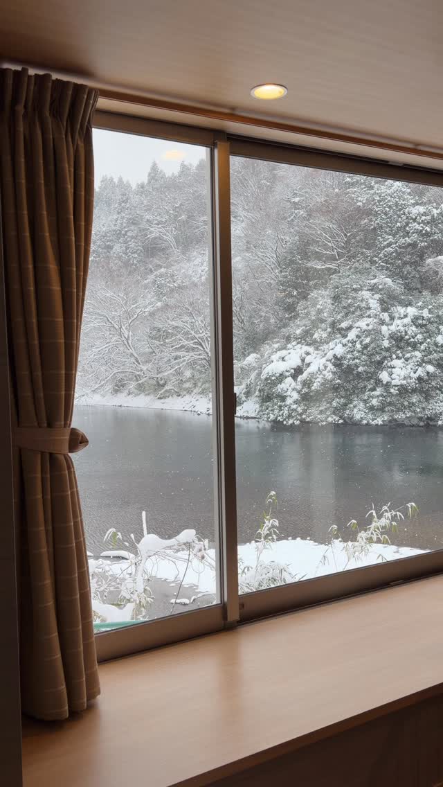 窓の向こうに、雪景色。