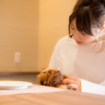 お部屋でふと、目が合う瞬間。