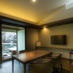 雪解けの雨が、