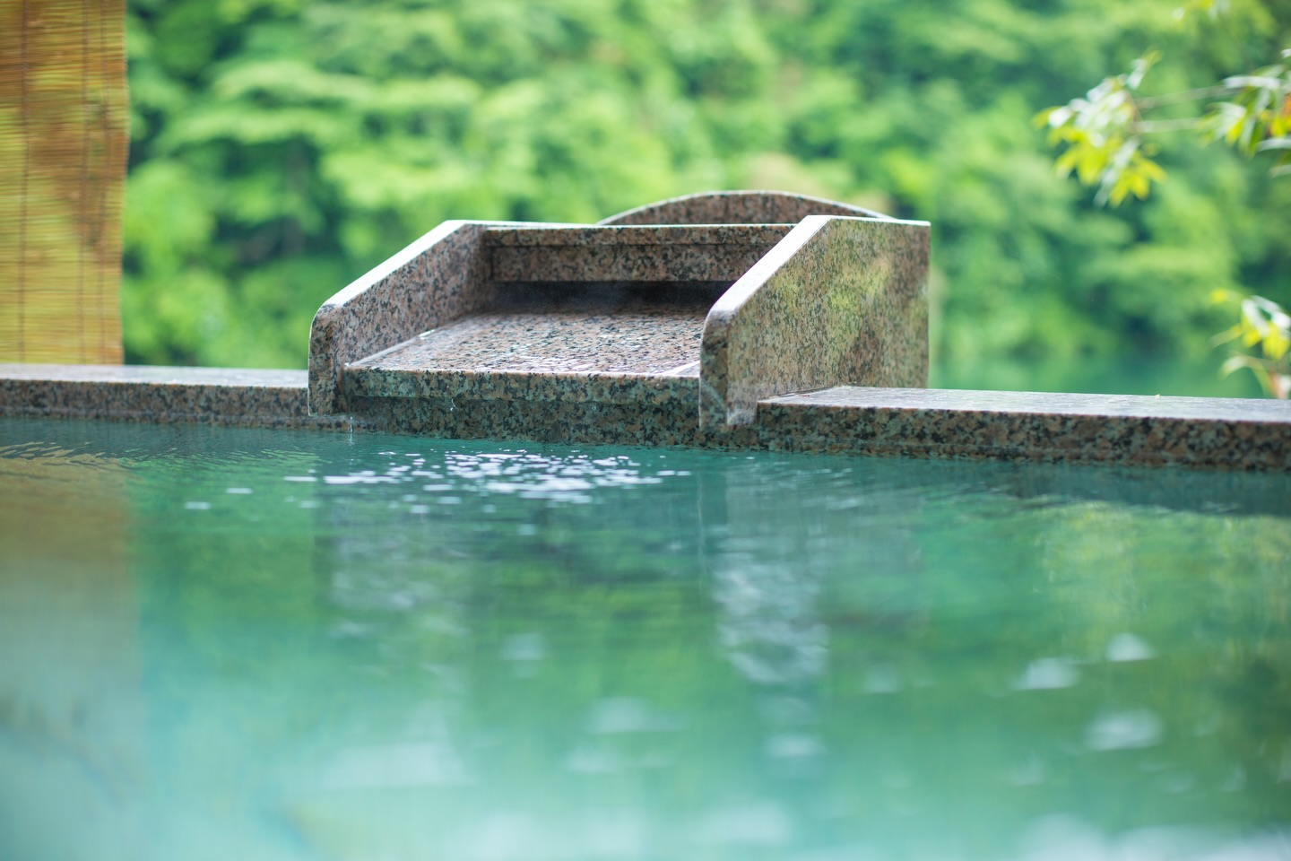 音は、お湯の流れる音だけ。