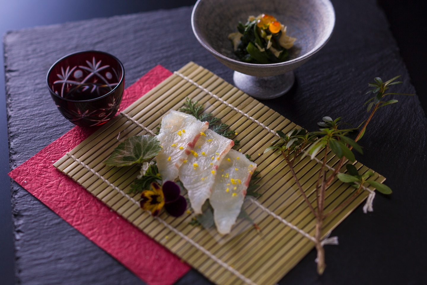 春のお造りは、桜鯛のふり檸檬。