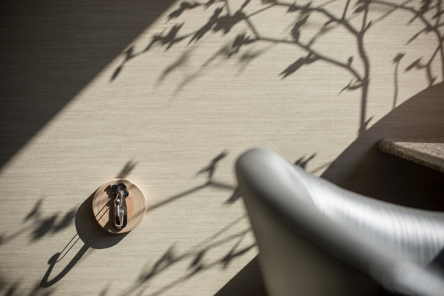 テーブルのそばに